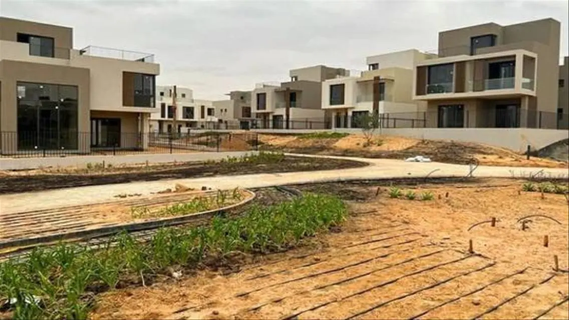 فيلا للبيع في سوديك ايست متشطب بالمطبخ والتكيفات