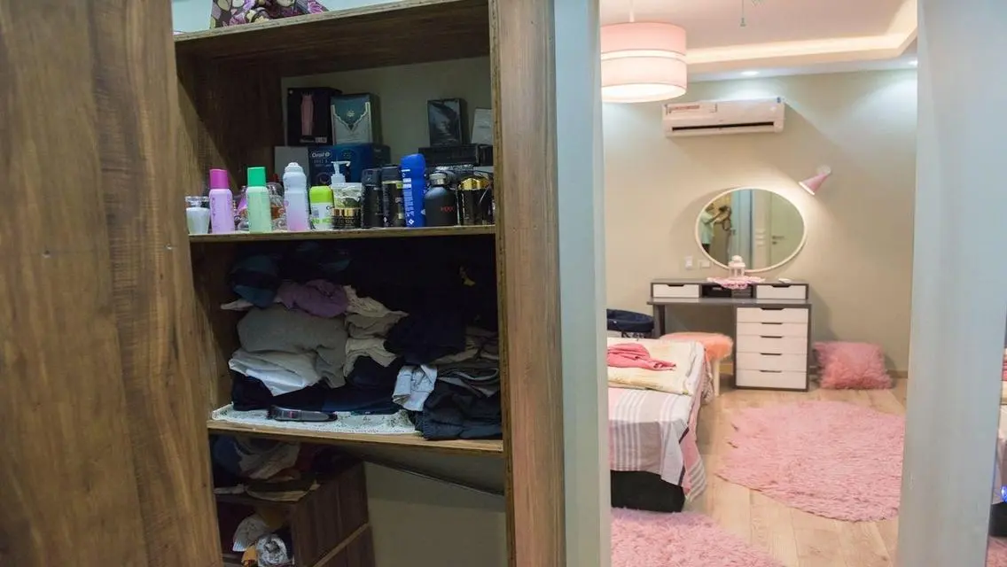4غرف ونانى 3مداخل خاصه بالشقه فرش على اعلى مستوى