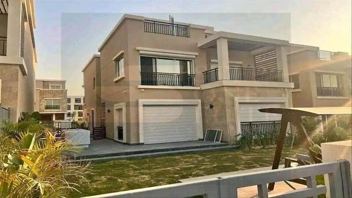 فيلا مستقلة للبيع في التجمع الأول بالقرب من المطار