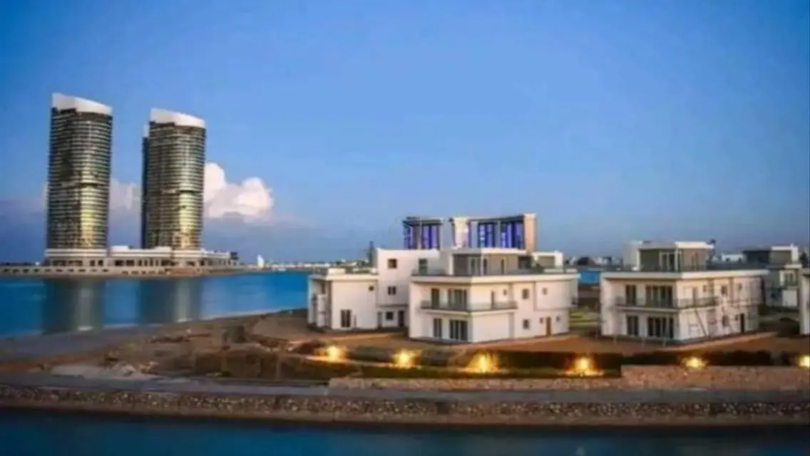 فيلا في مزارين الساحل دايركت علي البحر لقطه