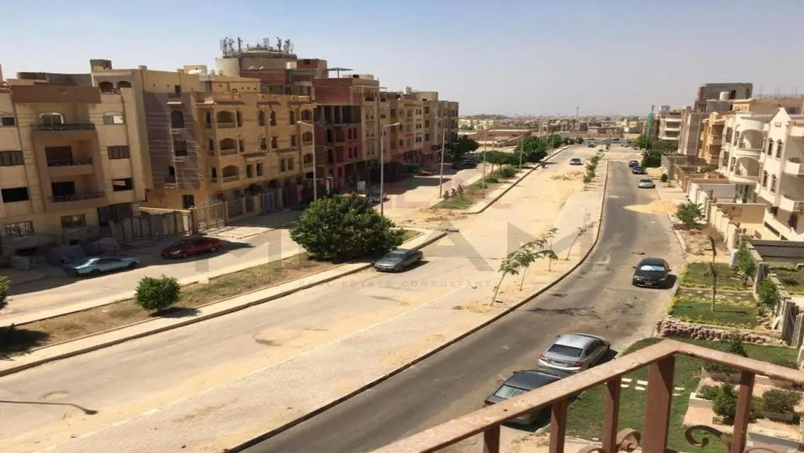 شقه نصف روف للبيع فى تقسيم الدفاع الوطني اوبن فيو