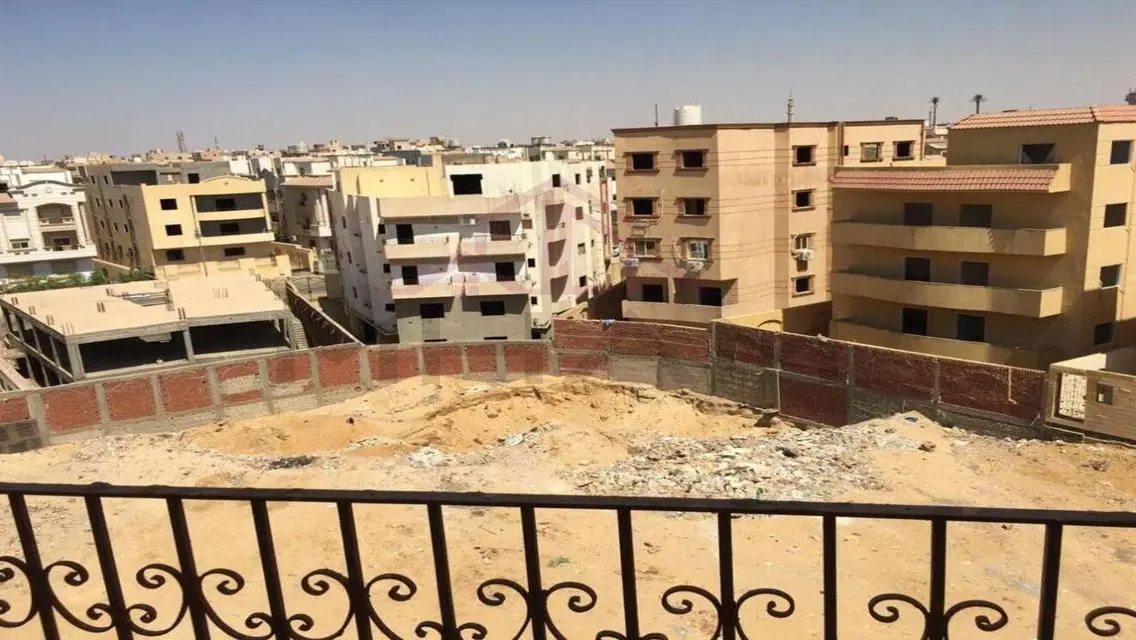 شقه نصف روف للبيع فى تقسيم الدفاع الوطني اوبن فيو