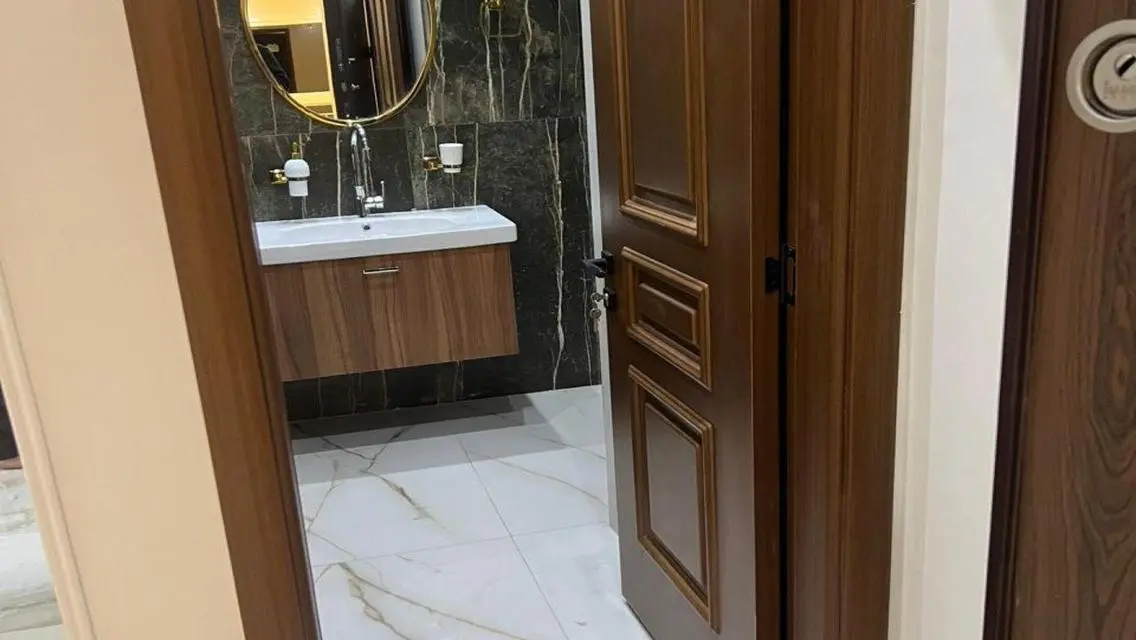متاح للبيع كاش شقه فيb12 مساحه 200م فيو وايد جاردن