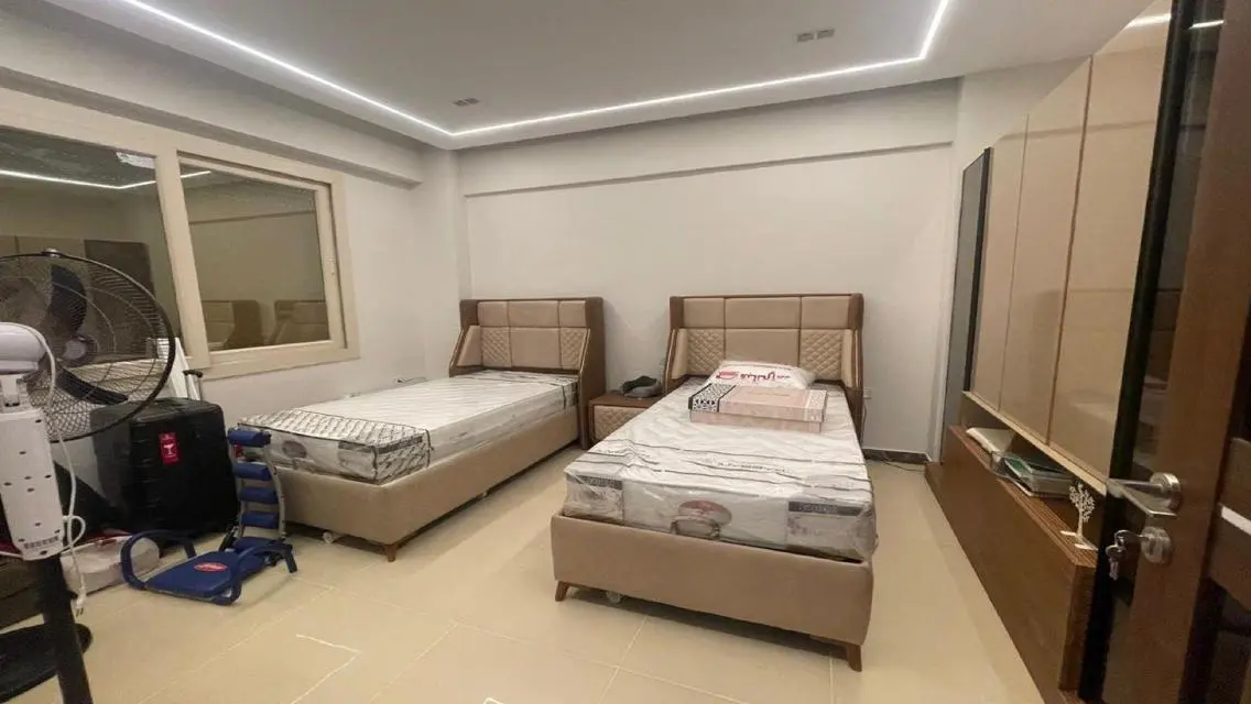 شقه مفروشه دور ارضي بحديقه داخل كمبوند      .