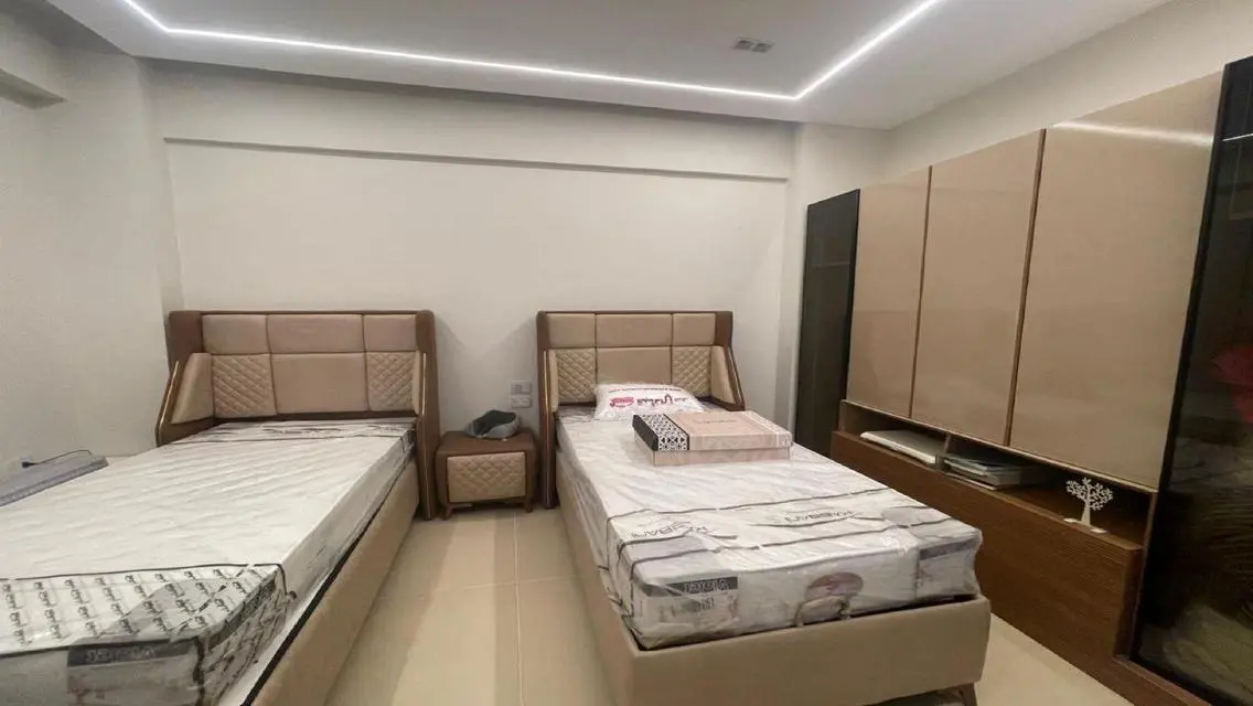 شقه مفروشه دور ارضي بحديقه داخل كمبوند      .