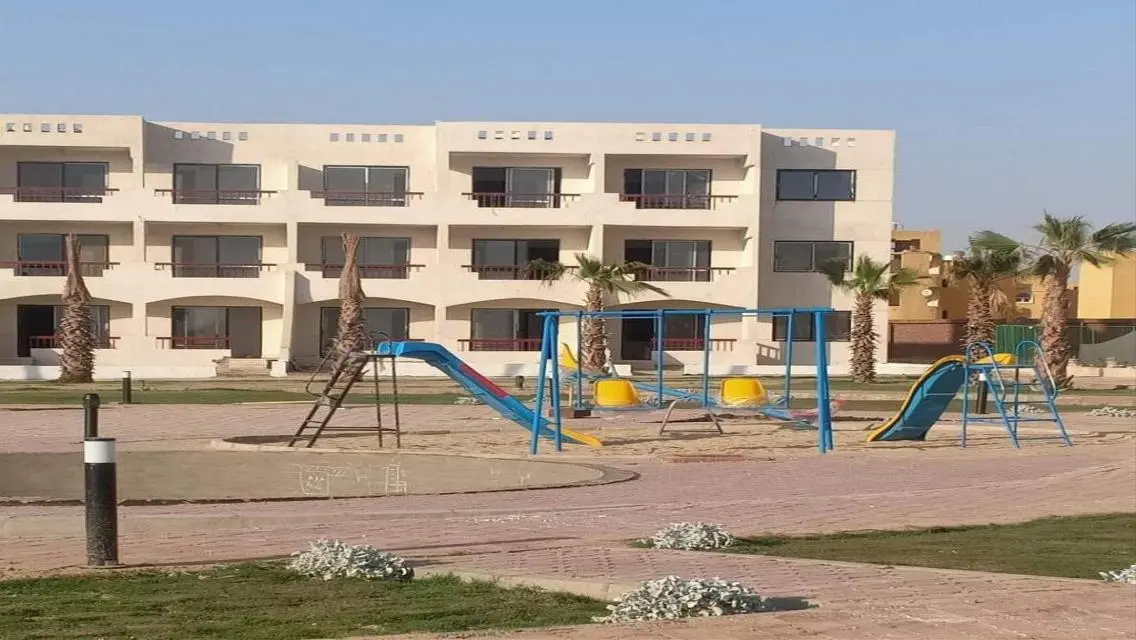 استلم فورا شالية غرفتين ارضي بيشوف البحر في سكانور