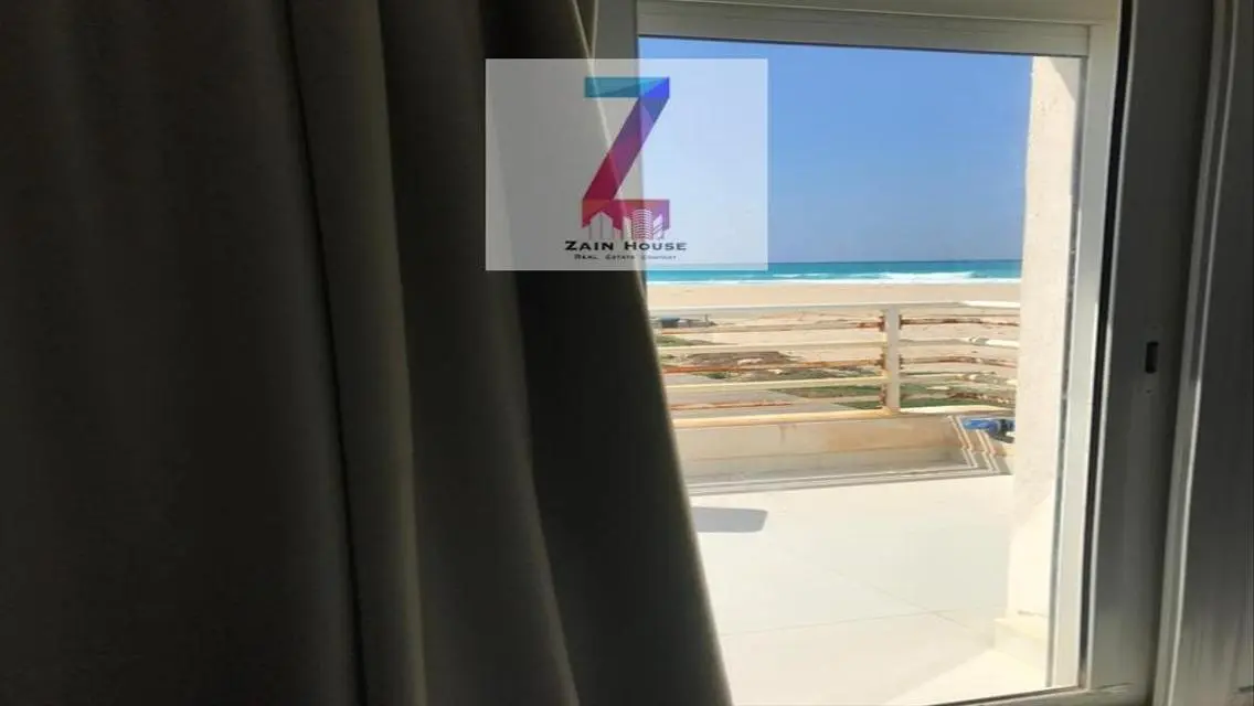 قصر فاخر للبيع مع شرفة في منطقة مميزة
