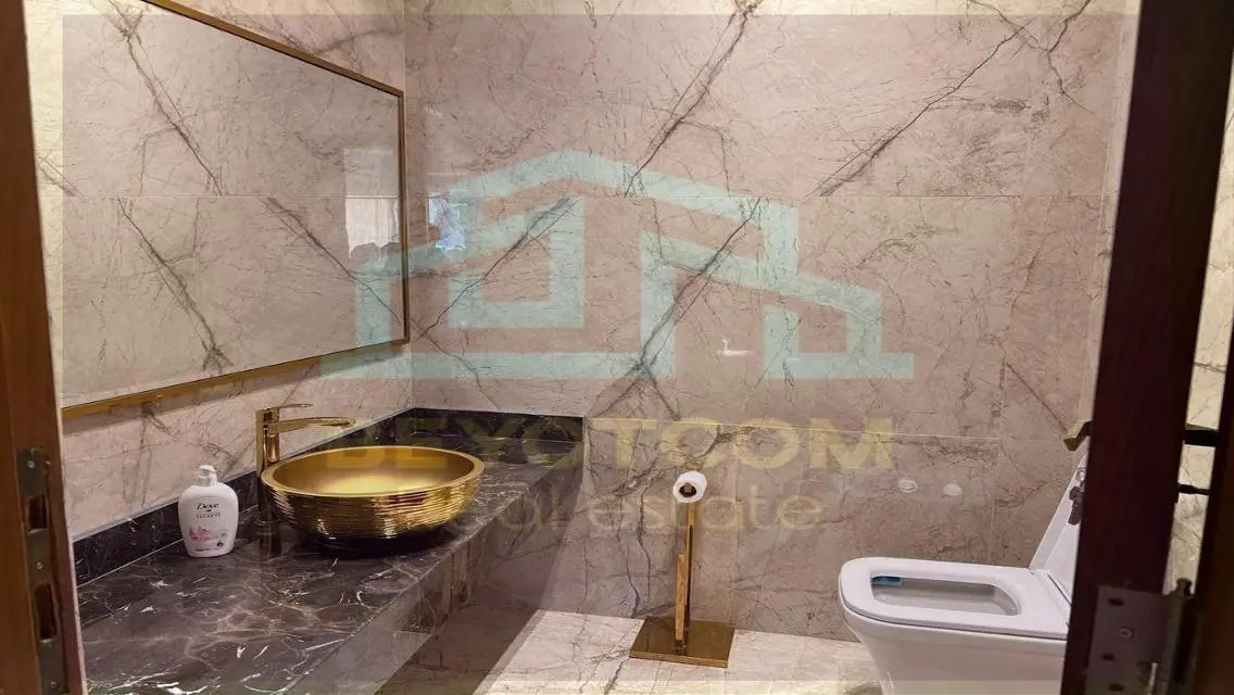 فيلا فاخرة للبيع بمساحة واسعة وإطلالات ساحرة