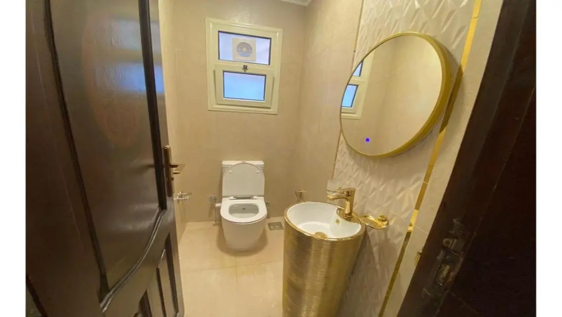 Luxury Apartment Overlooking a Major Landmark