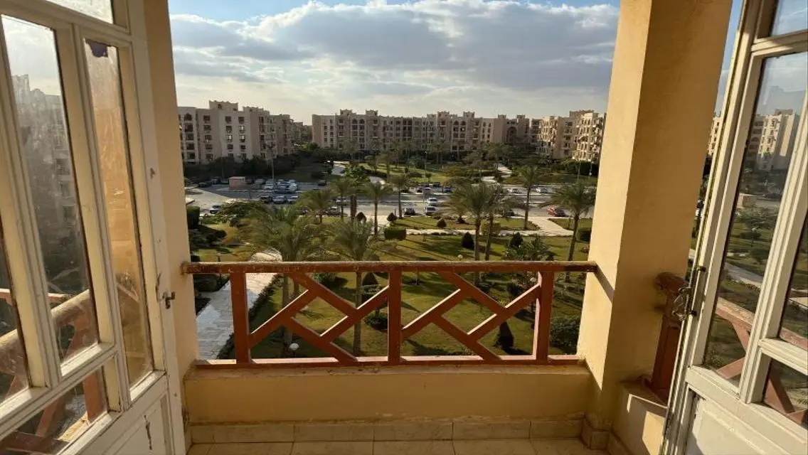 شقة مع شرفة للإيجار