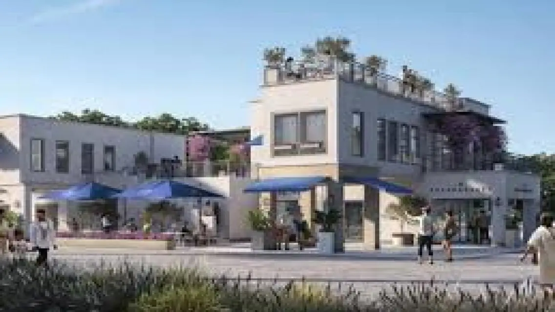 Luxury Property: Stunning Villa with Garden and Shared Pool in the Heart of the City