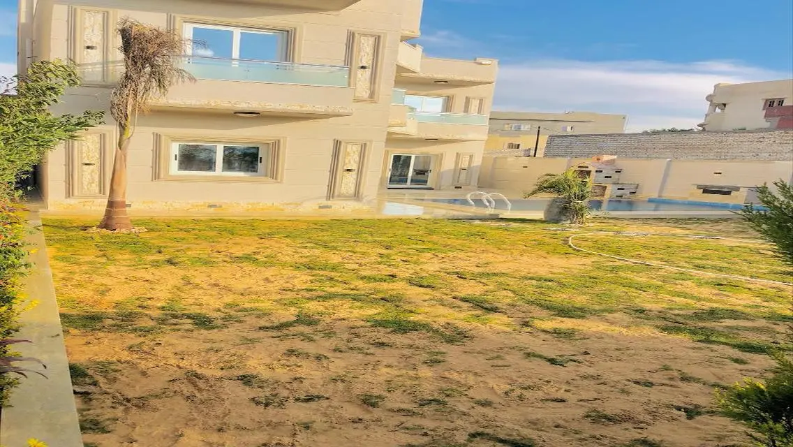 فيلا فاخرة للبيع مع مسبح خاص وحديقة في موقع متميز