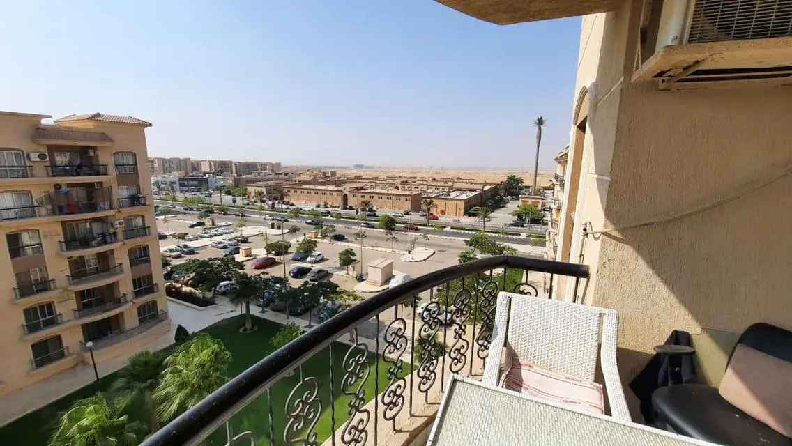شقة فاخرة مع شرفة للبيع