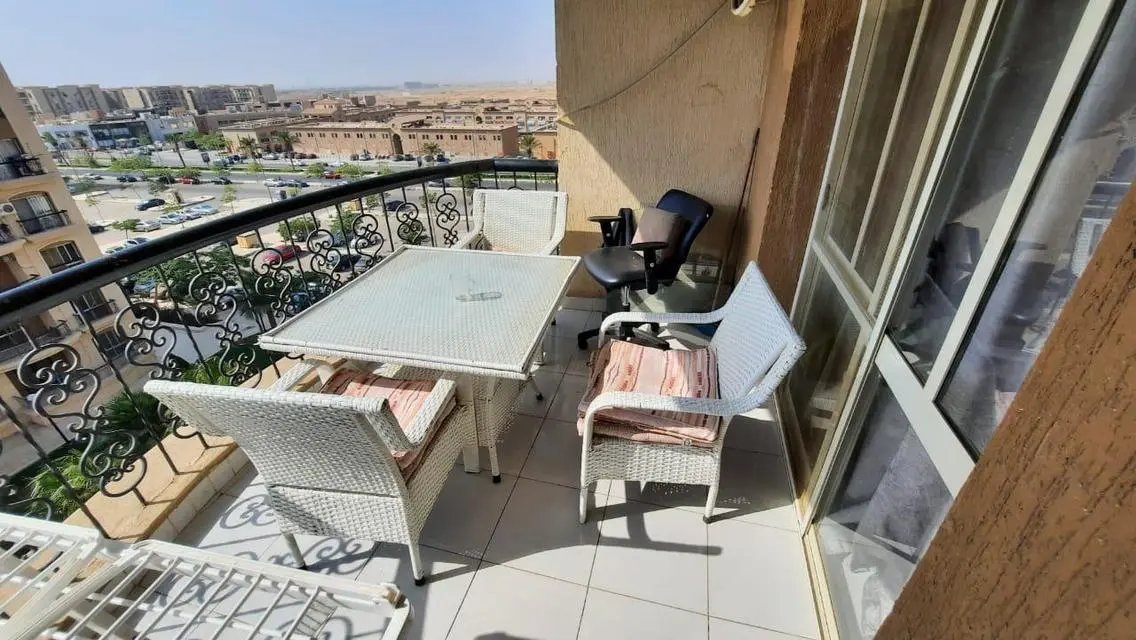 شقة فاخرة مع شرفة للبيع
