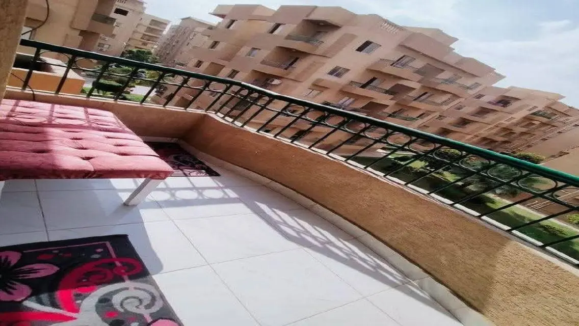 شقة مفروشة بالكامل للإيجار في كمباوند العربية - إطلالة على الحديقة