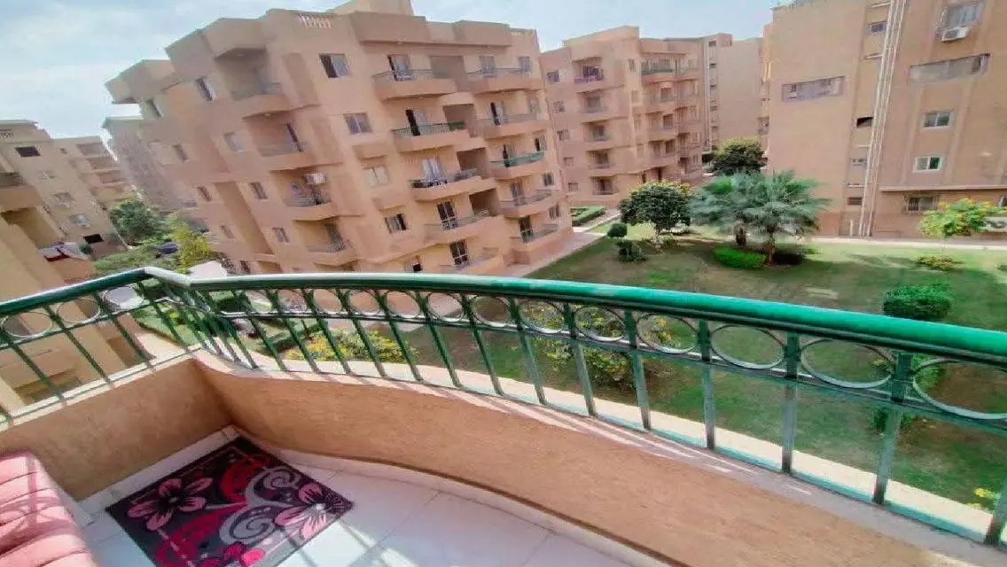 شقة مفروشة مع إطلالة على الحديقة للإيجار في كمبوند 34 أشرفية - 20000 جنيهاً
