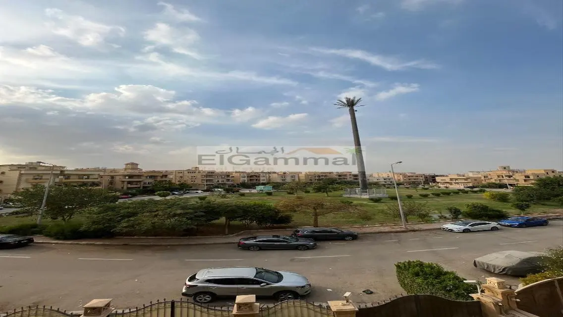 شقة فاخرة بمساحة واسعة للبيع مع جميع وسائل الراحة