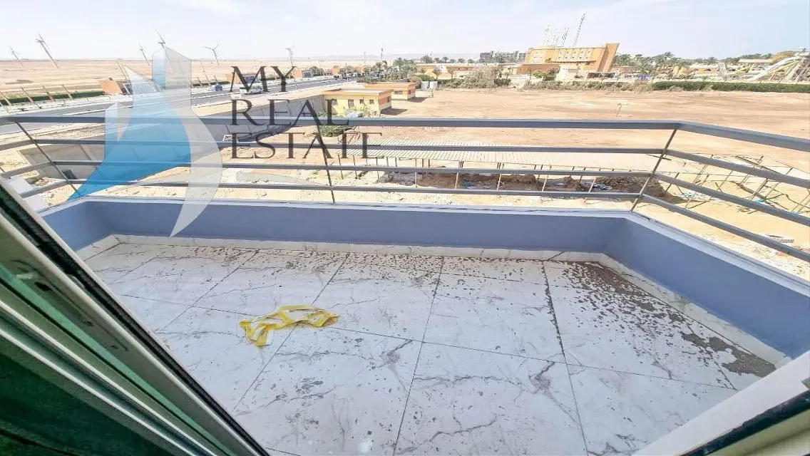 شقة جديدة من غرفة نوم واحدة تطل على البحر في منتجع على الشاطئ