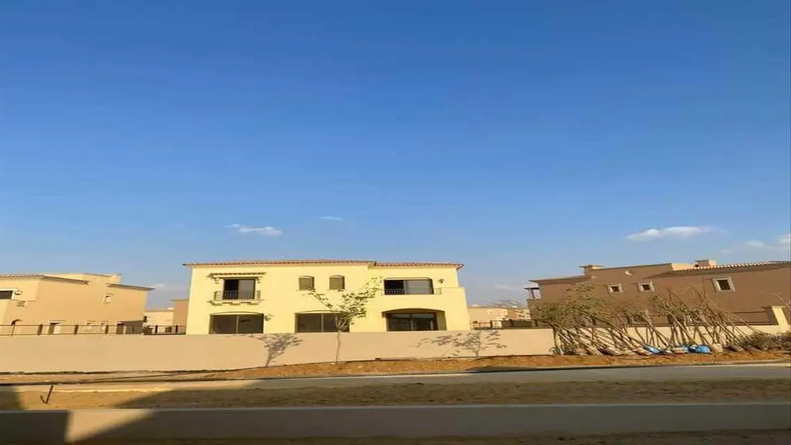 فيلا فاخرة مع حديقة خاصة ومسبح مشترك للبيع