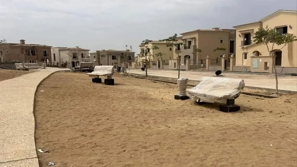 فيلا فاخرة مع حديقة خاصة ومسبح مشترك للبيع