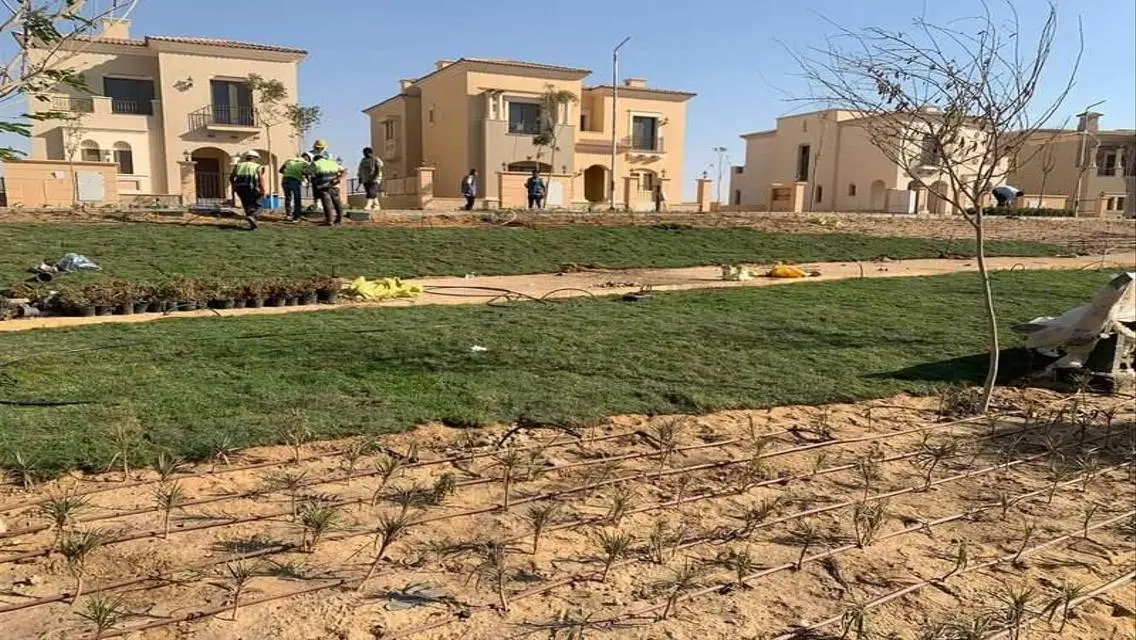 فيلا فاخرة مع حديقة خاصة ومسبح مشترك للبيع
