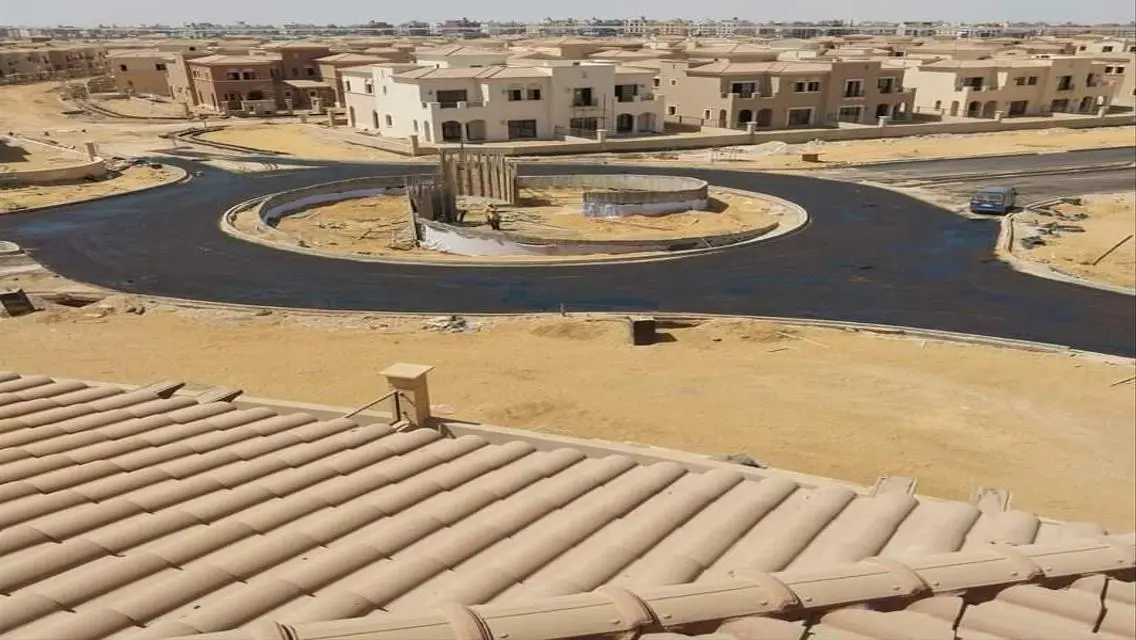 فيلا فاخرة مع حديقة خاصة ومسبح مشترك للبيع