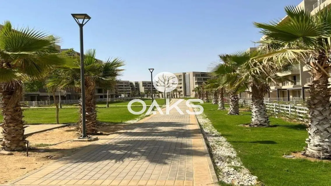 غرفة خادمة وشرفة في ب 375 بمجمع بالم هيلز