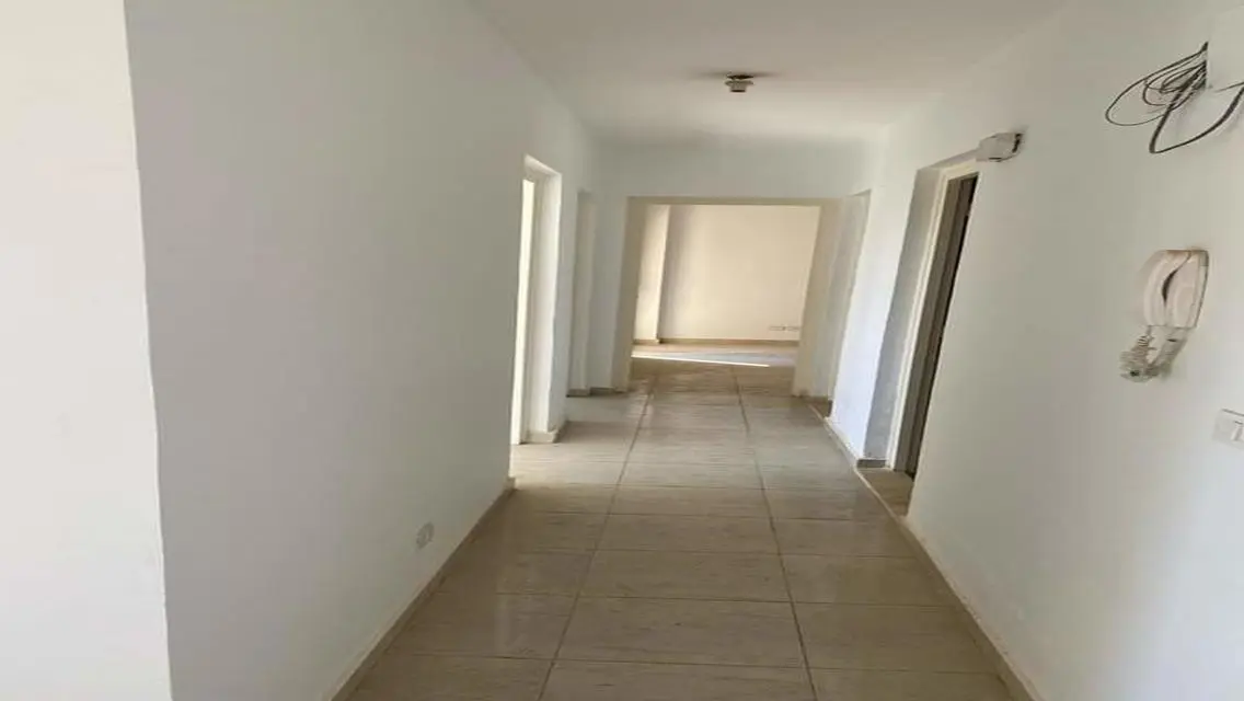 شقة مميزة في ب6 مع شرفة