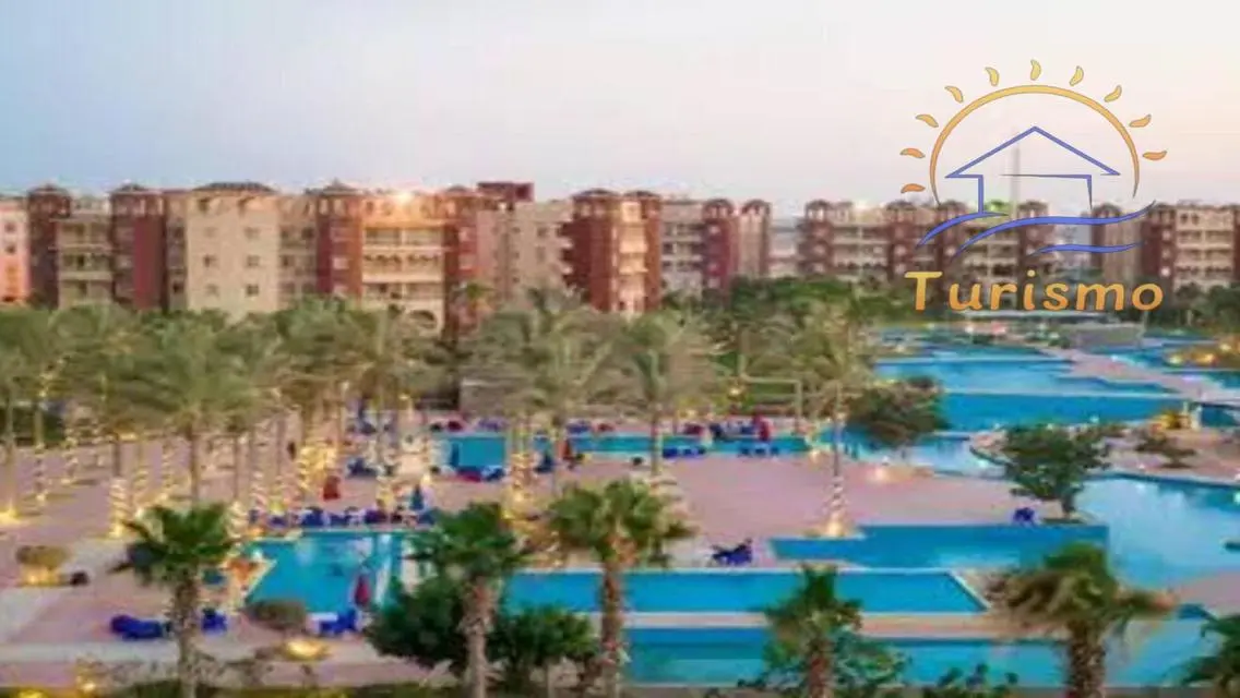 شقة فاخرة مع شرفة وحمام سباحة مشترك ب 2,200,000 جنيه