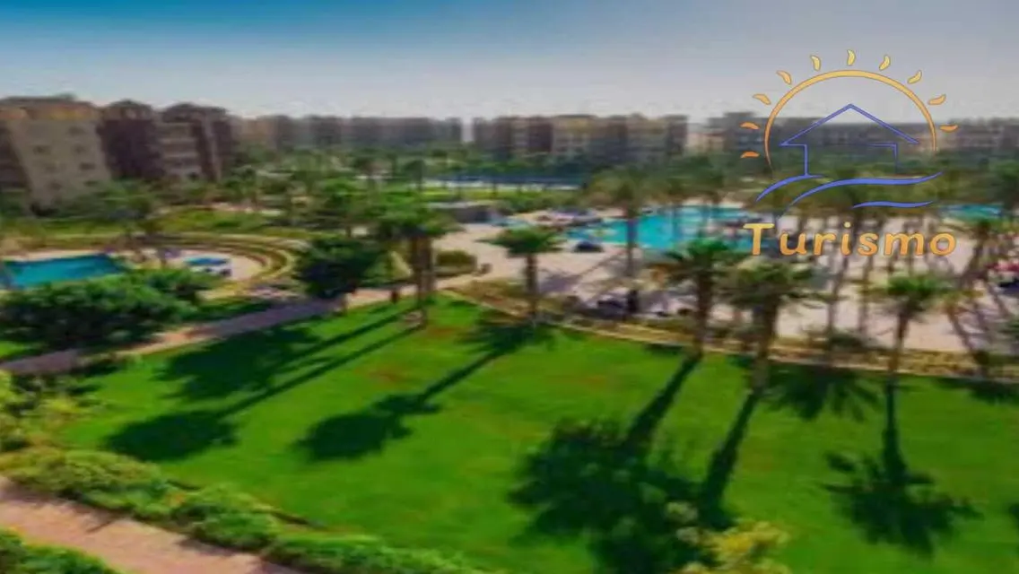 شقة فاخرة مع شرفة وحمام سباحة مشترك ب 2,200,000 جنيه