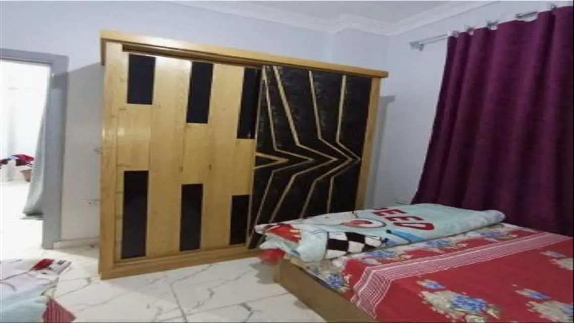 شقة فاخرة للإيجار مع شرفة ومساحة واسعة