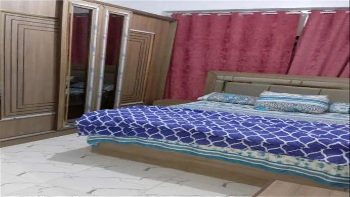 شقة فاخرة للإيجار مع شرفة ومساحة واسعة