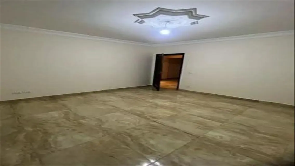 شقة فاخرة بمساحة شاملة مع شرفة وحديقة خاصة