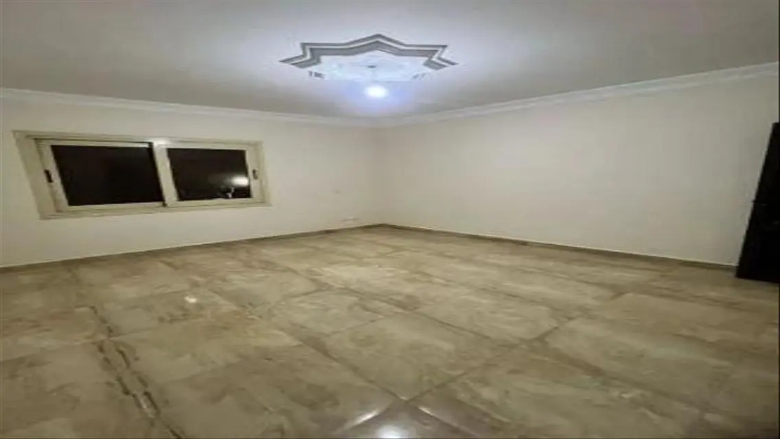 شقة فاخرة بمساحة شاملة مع شرفة وحديقة خاصة
