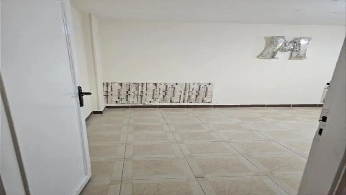 شقة فاخرة للإيجار بمساحة واسعة
