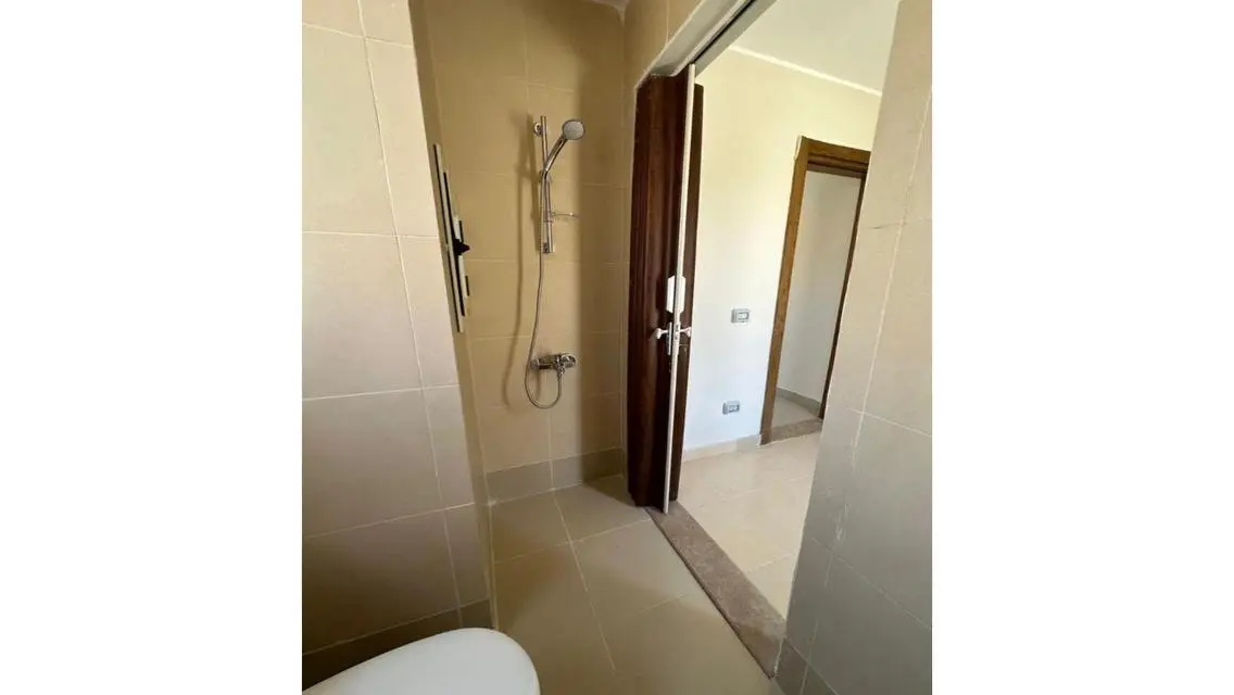 شقه ارضى  للايجار  في كمبوند سوليا