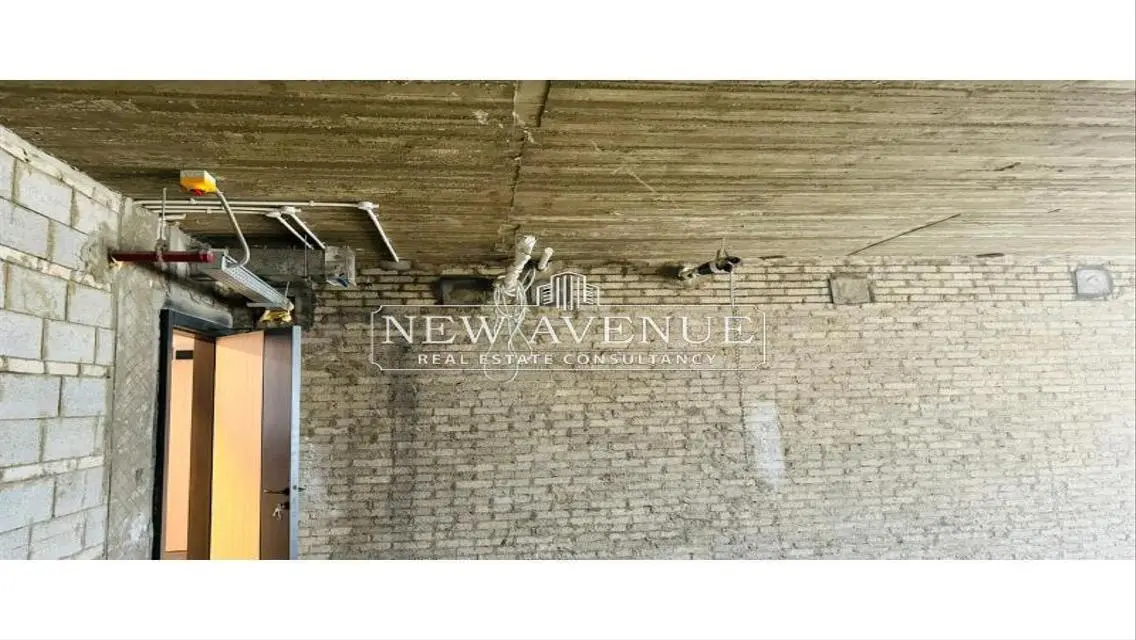Prime location admin office 109m in Azad for sale