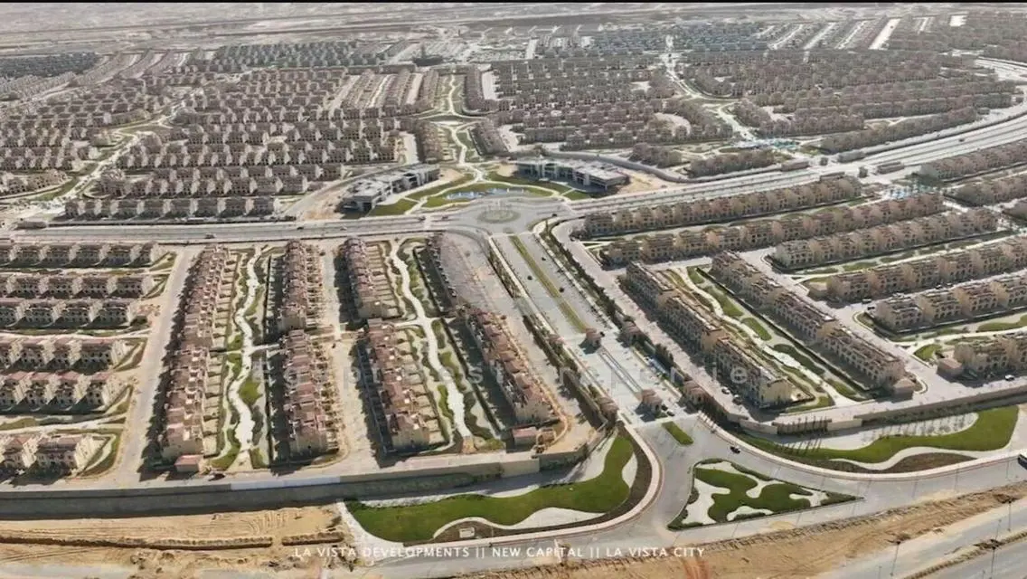 فيلا استلام فوري باطلالة مفتوحة لاجون و لاند سكيب