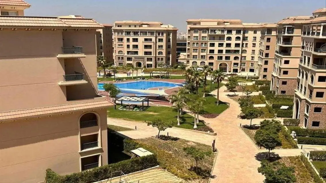 بنتهاوس للبيع متشطب بالتكيفات في كمبوند 90 افينيو