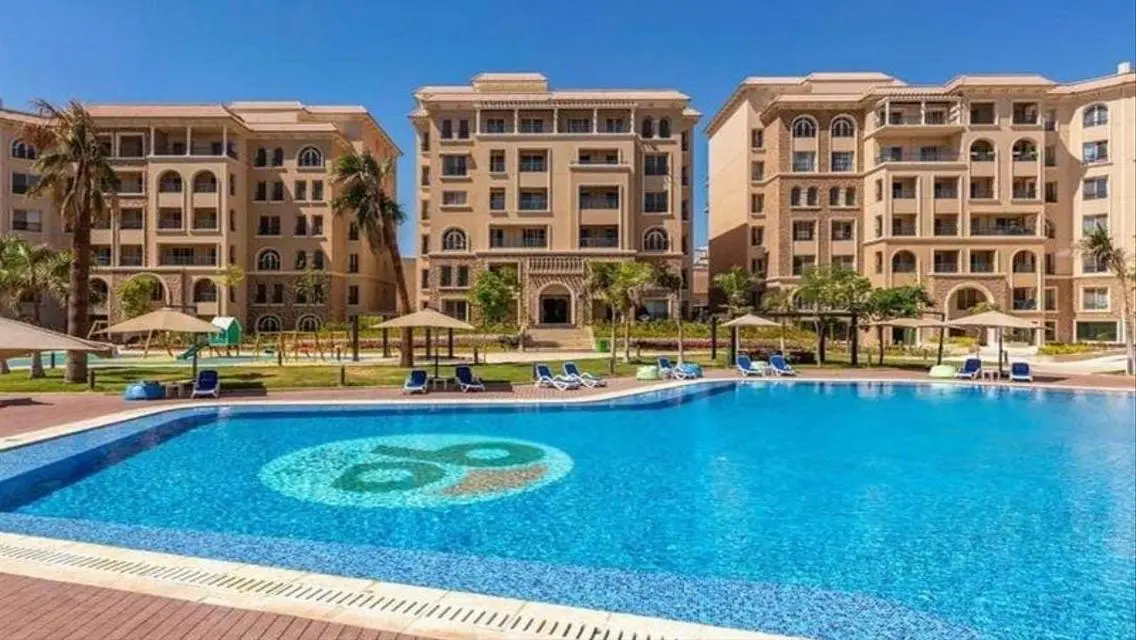 بنتهاوس للبيع متشطب بالتكيفات في كمبوند 90 افينيو