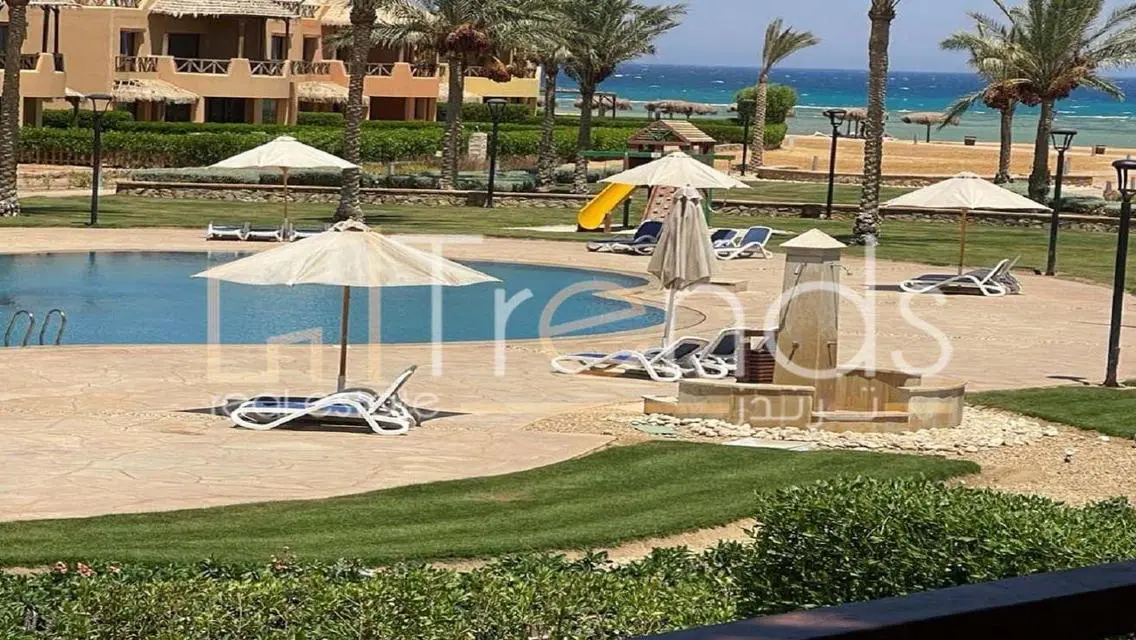 فيلا مستقله اول U على البحر مفروشه بالكامل