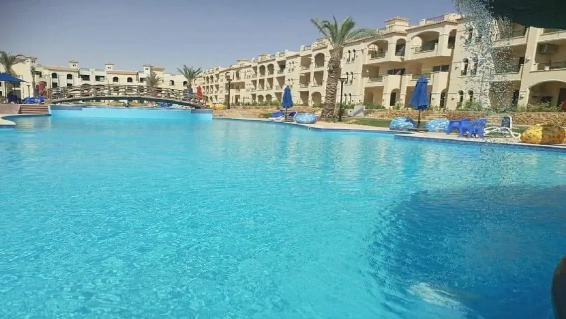 شاليه برووف خاص تكملة أقساط يطل على حمام السباحه