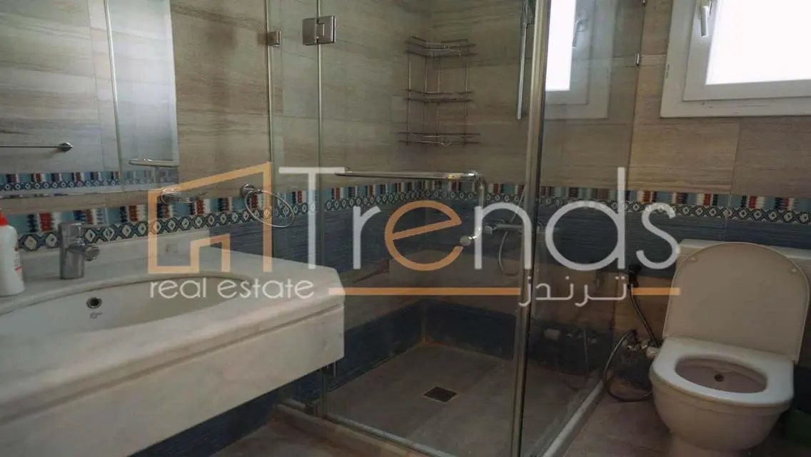 شالية مع روف 95متر يطل على البحر تشطيب مميز