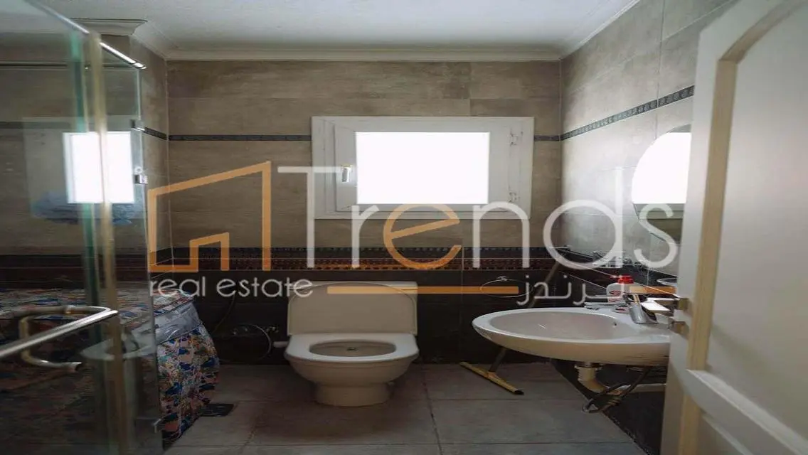 شالية مع روف 95متر يطل على البحر تشطيب مميز