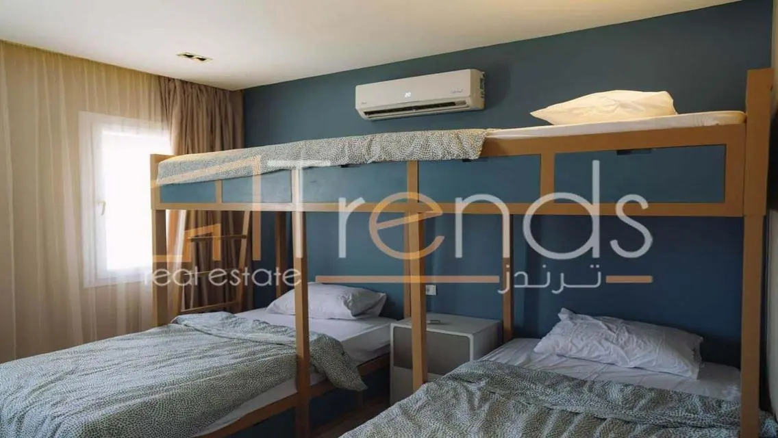 شالية مع روف 95متر يطل على البحر تشطيب مميز