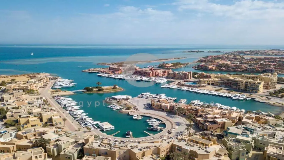 APART FOR SALE IN KAMARAN ON LAGOON WITH 15% DP