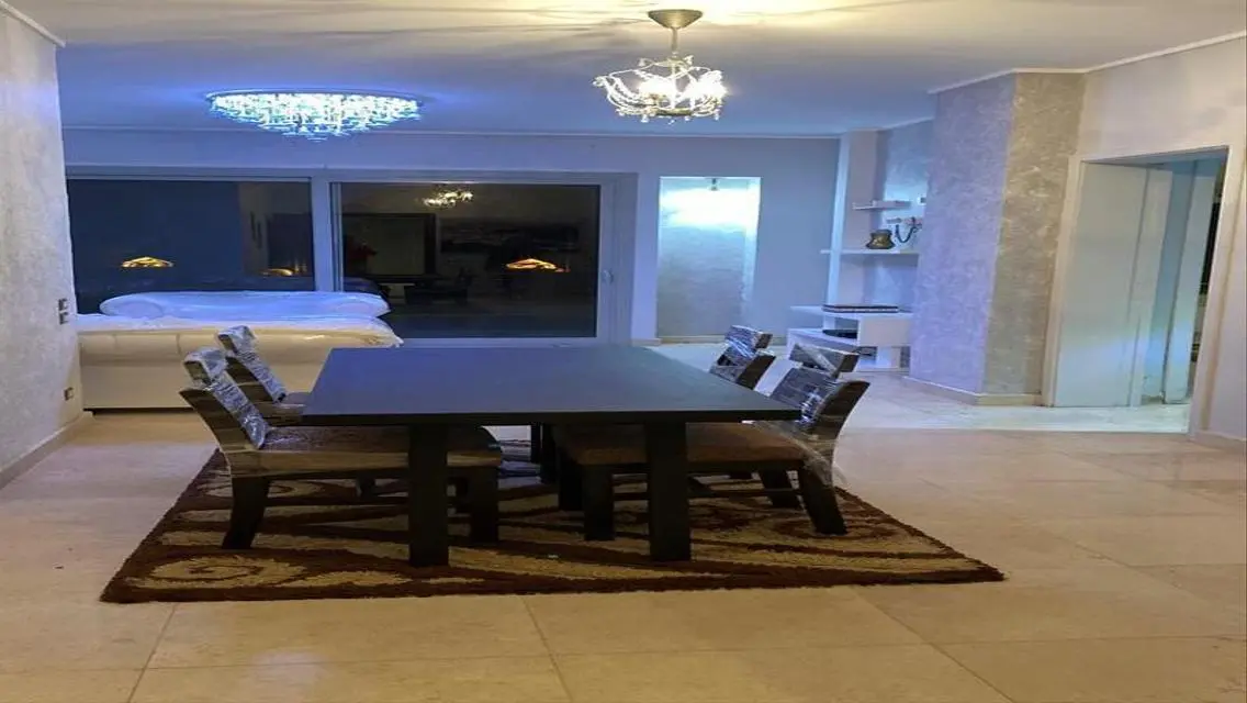 Furnished ground studio with special finishes