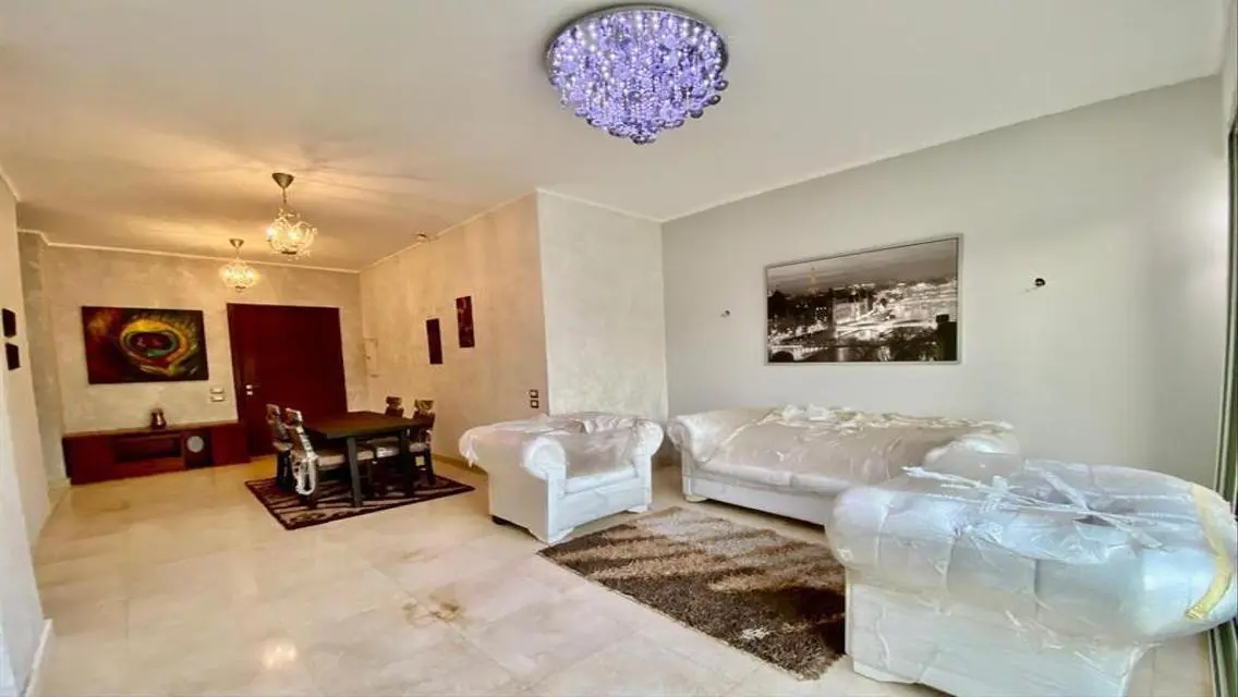 Furnished ground studio with special finishes