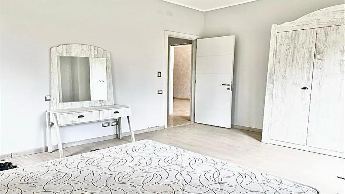 Furnished ground studio with special finishes