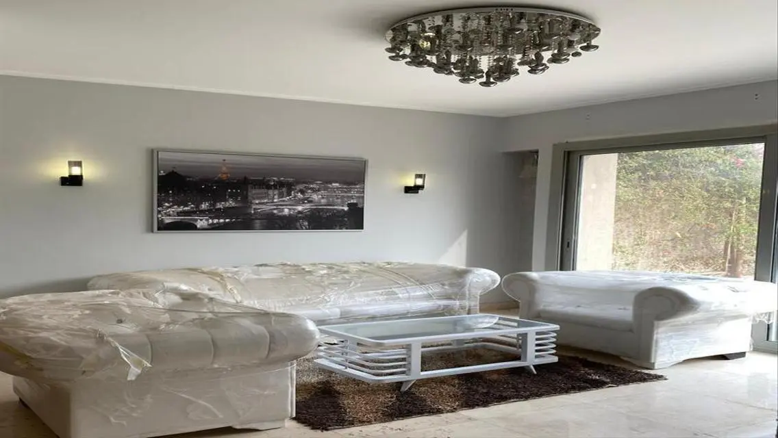 Furnished ground studio with special finishes